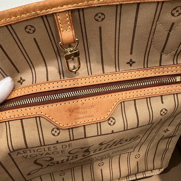 (SOLD) Louis Vuitton Neverfull MM Tote - Picture 7 of 13